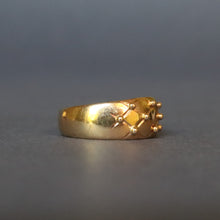 Load image into Gallery viewer, Vintage mid-century ring with quilted design in 18ct gold