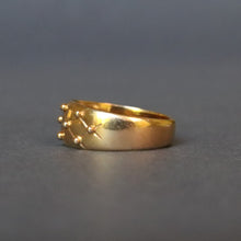 Load image into Gallery viewer, Vintage mid-century ring with quilted design in 18ct gold