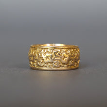 Load image into Gallery viewer, Antique Victorian stacking band with ivy leaves in 18ct gold