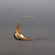 Load image into Gallery viewer, Vintage mid-century minimalist ring with grey spinel in 18ct gold