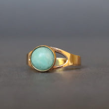 Load image into Gallery viewer, Vintage mid-century cabochon turquoise ring in 14ct gold