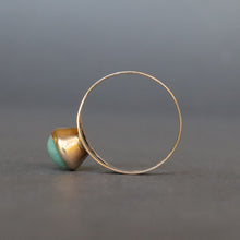 Load image into Gallery viewer, Vintage mid-century cabochon turquoise ring in 14ct gold