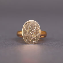 Load image into Gallery viewer, Vintage monogram signet ring in 18ct gold with initials 'LP'