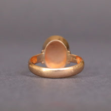 Load image into Gallery viewer, Vintage monogram signet ring in 18ct gold with initials 'LP'