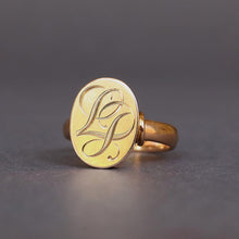 Load image into Gallery viewer, Vintage monogram signet ring in 18ct gold with initials 'LP'