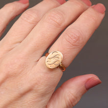 Load image into Gallery viewer, Vintage antique signet ring with oval shaped face and monogram of initials LP in 18ct yellow gold. Initial ring. Letter ring. LP monogram.