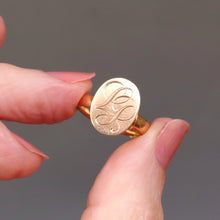 Load image into Gallery viewer, Vintage monogram signet ring in 18ct gold with initials 'LP'