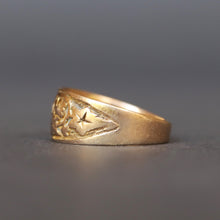 Load image into Gallery viewer, Antique Victorian era 'I Cling to Thee' ring with ivy in 9ct gold
