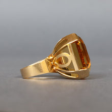 Load image into Gallery viewer, Vintage mid-century ring in 18ct gold with a very large citrine (53ct)
