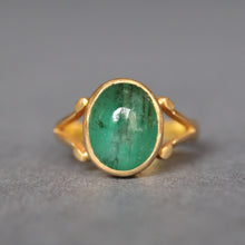 Load image into Gallery viewer, Vintage emerald ring. Large emerald ring. 3.4ct emerald ring. Emerald ring. Cabochon emerald ring. Split shank emerald ring. Oval emerald ring. Bezel set emerald ring.