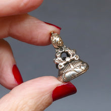 Load image into Gallery viewer, Antique Georgian era seal fob with intaglio depicting a rebus of a bee meaning Be Constant. Silver gilt vermeille with white agate.