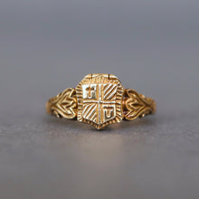 Load image into Gallery viewer, Vintage poison ring with family crest in 9ct gold
