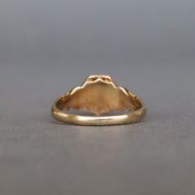 Load image into Gallery viewer, Vintage poison ring with family crest in 9ct gold