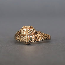 Load image into Gallery viewer, Vintage poison ring with family crest in 9ct gold