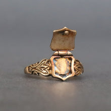 Load image into Gallery viewer, Vintage poison ring with family crest in 9ct gold