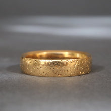 Load image into Gallery viewer, Antique Victorian era wedding band with engraving in 18ct gold