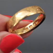 Load image into Gallery viewer, Antique Victorian era wedding band with engraving in 18ct gold