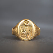 Load image into Gallery viewer, Antique signet ring with sun and stars coat of arms in 18ct gold