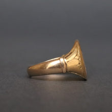 Load image into Gallery viewer, Antique signet ring with sun and stars coat of arms in 18ct gold