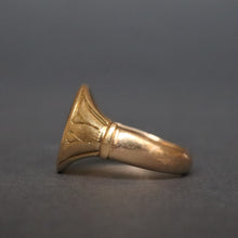 Load image into Gallery viewer, Antique signet ring with sun and stars coat of arms in 18ct gold