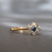 Load image into Gallery viewer, Vintage daisy cluster ring with diamonds & blue spinel in 18ct gold