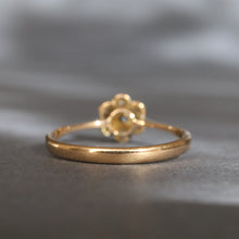Load image into Gallery viewer, Vintage daisy cluster ring with diamonds & blue spinel in 18ct gold