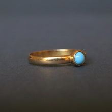 Load image into Gallery viewer, Antique Victorian era turquoise cabochon ring in 22ct gold
