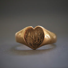 Load image into Gallery viewer, Antique heart-shaped signet ring in 18ct gold