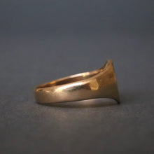 Load image into Gallery viewer, Antique heart-shaped signet ring in 18ct gold
