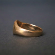 Load image into Gallery viewer, Antique heart-shaped signet ring in 18ct gold