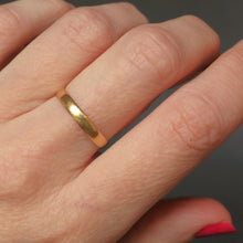 Load image into Gallery viewer, Vintage wedding band. Vintage wedding ring. Vintage stacking band. Vintage stacking ring. Simple wedding band. Simple wedding ring. Classic wedding band. Classic wedding ring. 18ct gold wedding ring. 18ct gold wedding band. 18k gold wedding ring. 18k gold wedding band.