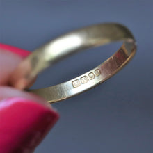 Load image into Gallery viewer, Vintage plain wedding band ring in 18ct gold