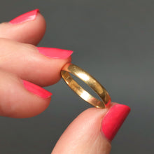 Load image into Gallery viewer, Vintage wedding band. Vintage wedding ring. Vintage stacking band. Vintage stacking ring. Simple wedding band. Simple wedding ring. Classic wedding band. Classic wedding ring. 18ct gold wedding ring. 18ct gold wedding band. 18k gold wedding ring. 18k gold wedding band.