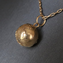 Load image into Gallery viewer, Vintage globe pendant with Florentine finish in 18ct gold