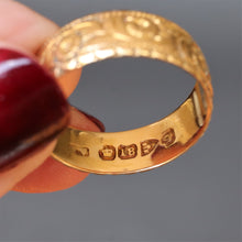 Load image into Gallery viewer, Antique Victorian wedding band with floral engraving in 18ct gold
