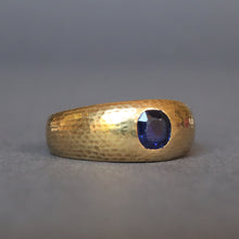 Load image into Gallery viewer, Vintage Art Deco era sapphire ring with hammered finish in 14ct gold