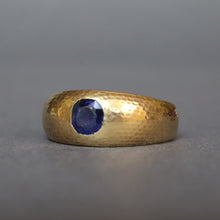 Load image into Gallery viewer, Vintage Art Deco era sapphire ring with hammered finish in 14ct gold