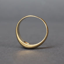 Load image into Gallery viewer, Vintage Art Deco era sapphire ring with hammered finish in 14ct gold