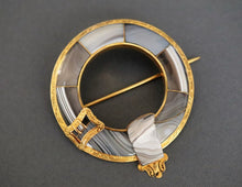 Load image into Gallery viewer, Antique Victorian era 'Order of the Garter' agate brooch in 18ct gold