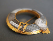 Load image into Gallery viewer, Antique Victorian era 'Order of the Garter' agate brooch in 18ct gold