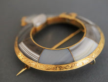 Load image into Gallery viewer, Antique Victorian era 'Order of the Garter' agate brooch in 18ct gold