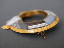 Load image into Gallery viewer, Antique Victorian era 'Order of the Garter' agate brooch in 18ct gold
