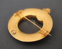 Load image into Gallery viewer, Antique Victorian era 'Order of the Garter' agate brooch in 18ct gold