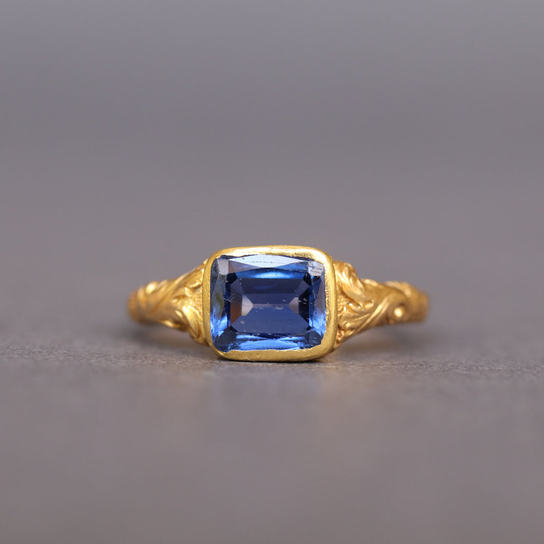 Antique sapphire ring in 18ct gold