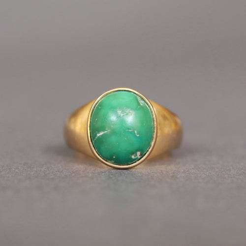 Vintage mid-century ring with large oval shaped cabochon cut turquoise of green colour with matrix. Single stone mod style ring. Scandi design ring.