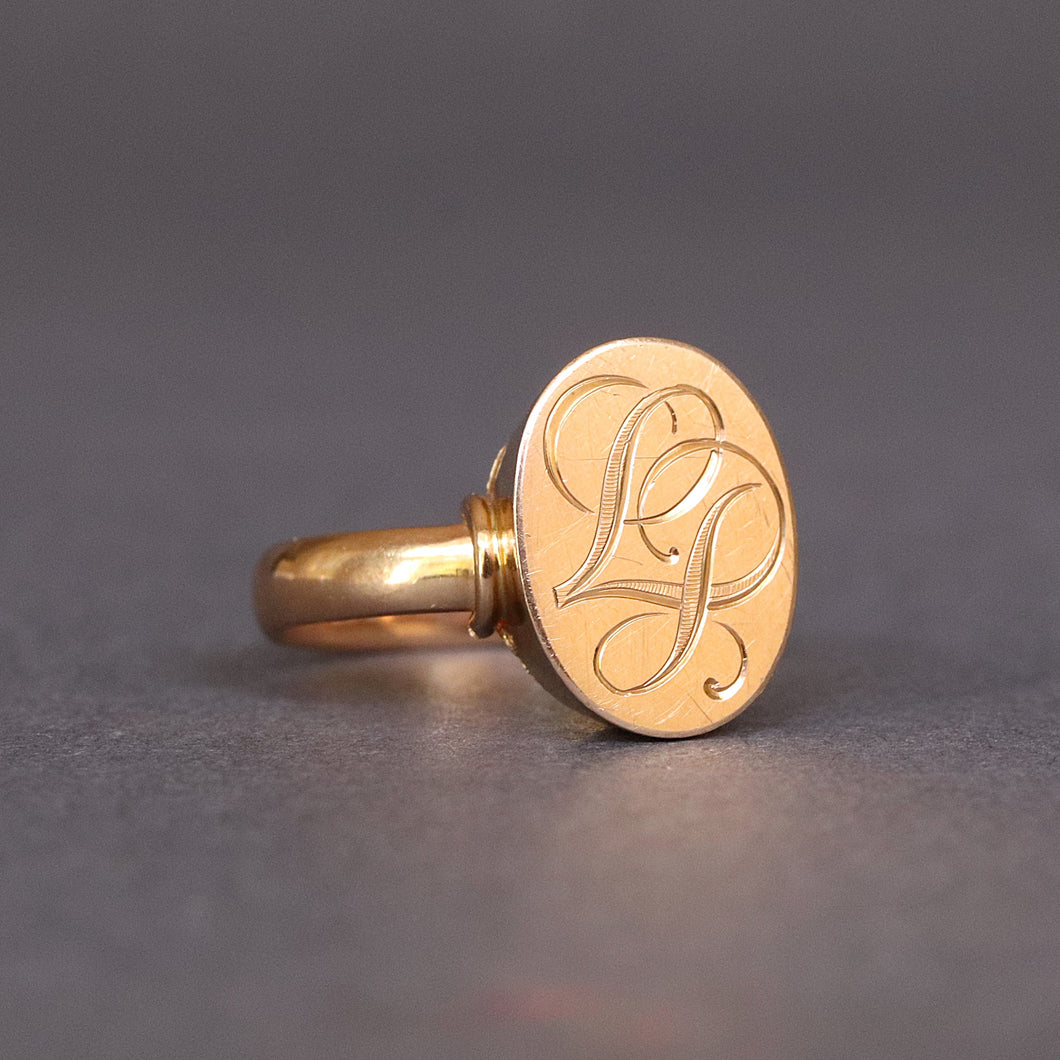 Vintage antique signet ring with oval shaped face and monogram of initials LP in 18ct yellow gold. Initial ring. Letter ring. LP monogram.