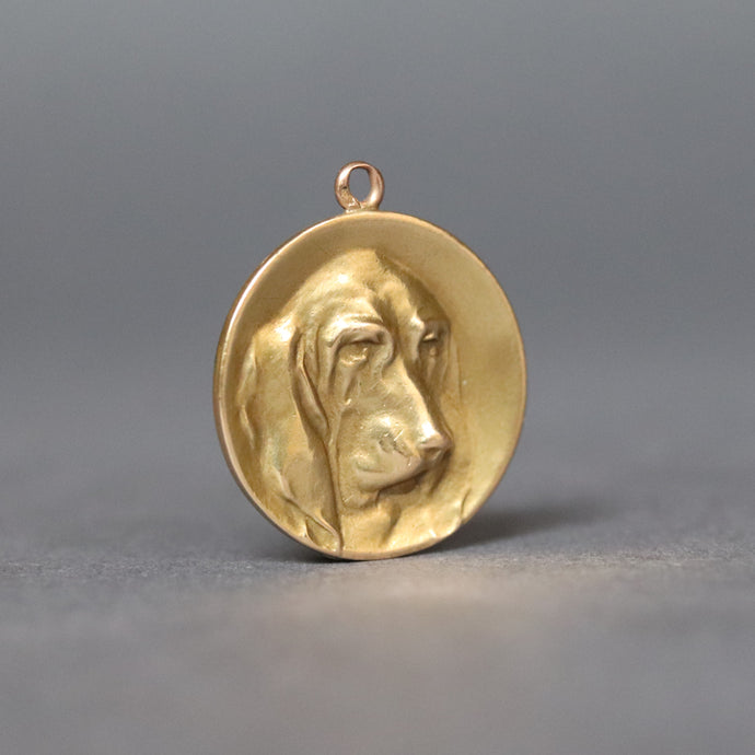 Antique art nouveau era French pendant with basset hound dog in relief. Circular circle disc pendant in 18ct yellow gold.