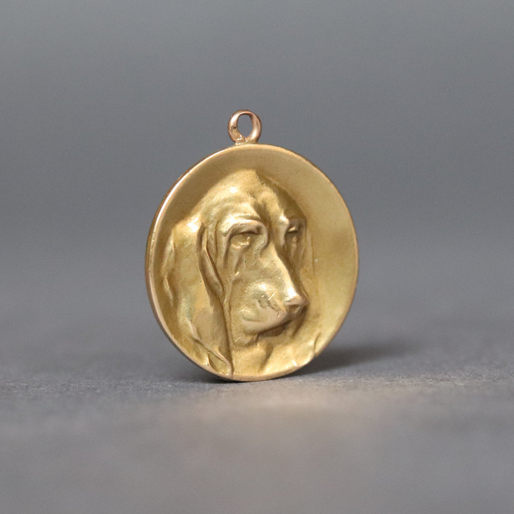 Antique art nouveau era French pendant with basset hound dog in relief. Circular circle disc pendant in 18ct yellow gold.
