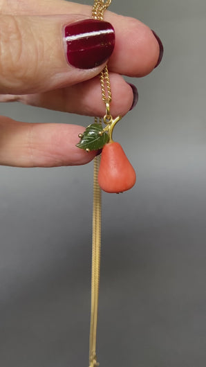 Vintage Italian coral figural pendant necklace in the shape of a pear with nephrite jade leaf and gold fittings. Vintage Italian curb link chain necklace in 18ct 18k yellow gold by UnoAErre. 1960s mid-century pear pendant and necklace.