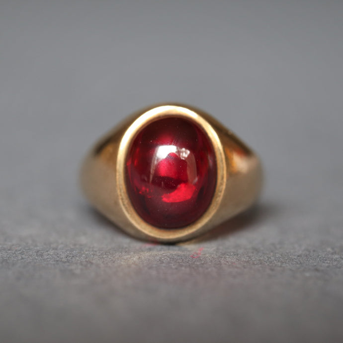 Signet ring. Ruby signet ring. Cabochon ruby ring. Synthetic ruby ring. Synthetic cabochon ruby. Vintage signet ring. 1970s signet ring.